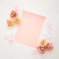 Composición romántica con rosas para boda y san valentín