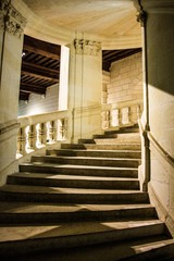 Escaleras de mármol en el interior de un castillo francés