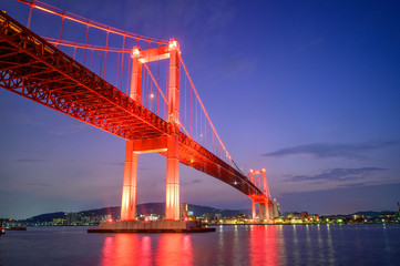 Obraz premium トワイライトタイム若戸大橋【福岡県北九州市】