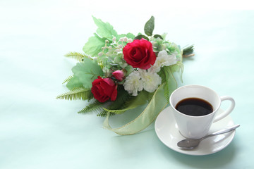 コーヒーと赤いバラのスワッグ