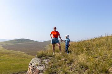 Obraz premium hikers on top of mountain