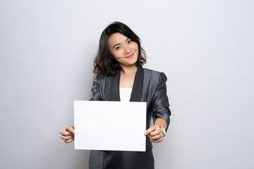 Naklejka premium Business woman showing paper isolated over white background