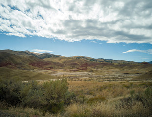 Obraz premium Niesamowite zdjęcia kolorowych, dobrze zachowanych złóż skamieniałości Johna Daya oraz punktu widokowego Painted Hills Overlook w Mitchell w stanie Oregon.