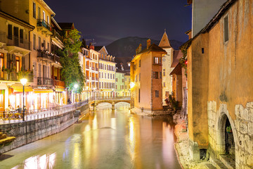 Fototapeta na wymiar Promenade dans la ville d'Annecy la nuit