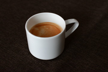 duftender frischer kaffee weiße porzellan tasse auf brauner leinen tischdecke 