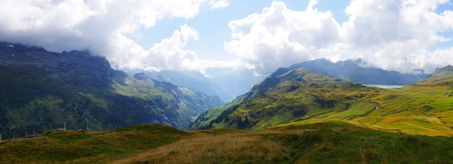 Fototapeta na wymiar Zwischen Engelberg und Melchsee-Frutt, Schweiz: Blick aufs tief gelegene Schwarzenbachtal unterhalb des Tannensee
