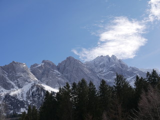 Fototapeta na wymiar Garmisch-Partenkirchen, Deutschland: Blick auf die Zugspitze, Deutschlands höchsten Gipfel