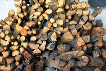 Pila de leños cortados con corteza