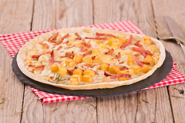 Tart with fried potato, raclette cheese and smoke flavour bacon.