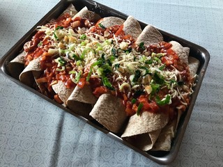 Selbstgemachte Enchiladas für das große Familien Festessen am Sonntag