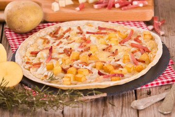 Tart with fried potato, raclette cheese and smoke flavour bacon.