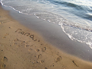 Sea coast. The inscription in the sand (Russian): 