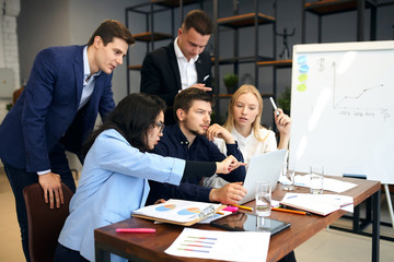 Portrait of smart businessmen and businesswomen communicating, brainstorming at meeting, close up side view photo. copy space.