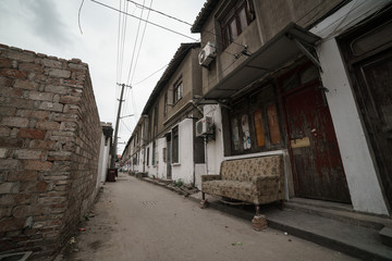 Chinesischer Hinterhof mit Sofa