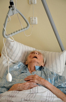 kranke seniorin im pflegeheim