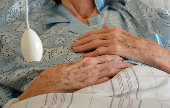 kranke seniorin im pflegeheim