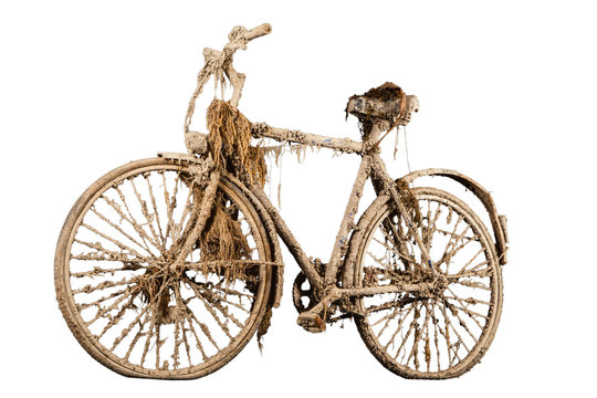 Altes rostiges Fahrrad mit Algen bewachsen, Studiobild vor weißem Hintergrund. Fahrrad war Jahre unter Wasser versunken