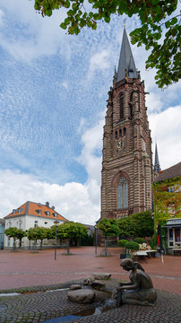 Marktplatz mit Brunnen der Leinenw&auml;scherin und Kirche St. Michael, Waldniel, Schwalmtal, Niederrhein