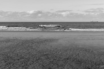 Bord de mer brise-lame et plage noir et blanc