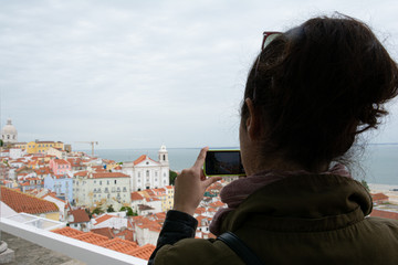 Fototapeta na wymiar Fotografiando Lisboa con el móvil
