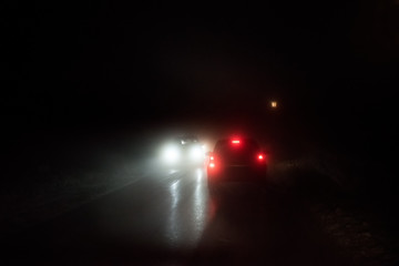 unterwegs mit Gegenverkehr, schlechte Sicht bei Nacht und Nebel. Erhöhte Aufmerksamkeit...