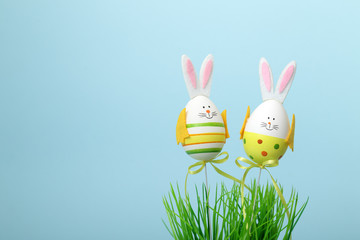 Due uova di pasqua vestite da coniglietto