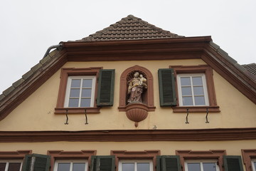 Historische Gebäude mit einer Skulptur von Josef von Nazaret