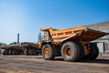Obraz premium Quarry truck drives alone industrial area