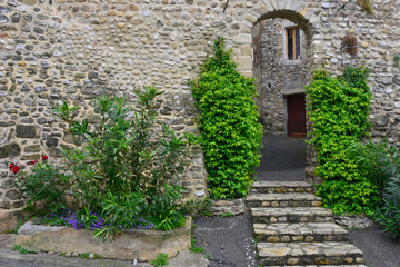 Fototapeta na wymiar Entrée en pierres au coeur de Villedieu (84110), département Vaucluse en région Provence-Alpes-Côte-d'Azur, France
