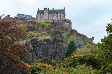 Fototapeta na wymiar Edinburgh castle from gardens below