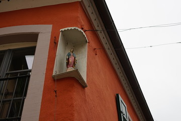 Marienfigur in einer Hausnische in St. Martin in der Pfalz
