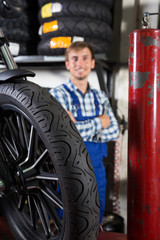 Obraz na płótnie Canvas young male mechanic working in auto repair shop