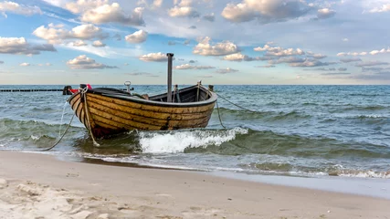 Fotobehang Küstenlandschaft mit einem Fischerboot © foto_tech
