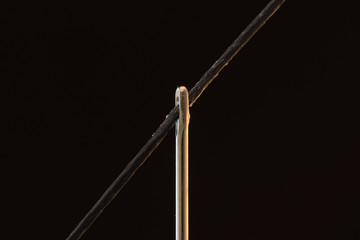 Enhebrar aguja e hilo.