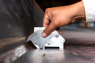 Using the welding gauge to measure the leg length of welding process Submerged Arc Welding(SAW)