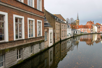 Fototapeta na wymiar Canals and the historic quarter of Brugge wet autumn morning