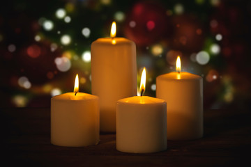 Obraz na płótnie Canvas Christmas candles with blurred twinkling light