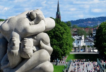 gut besuchter Vigeland-Skulpturenpark in Oslo Norwegen mit Blick auf Uranienborg Kirche © Annabel