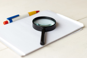Loupe et cahier