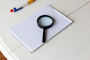 Loupe et cahier