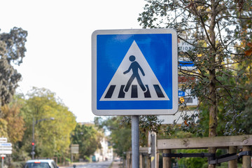 panneau annonçant un passage piétons