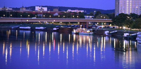 Fototapeta premium Abendliche Lichtspiele in der Elbe bei Dresden