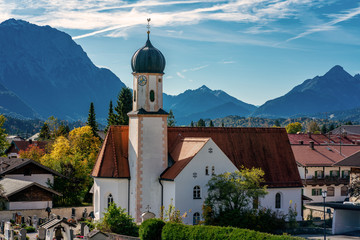 Fototapeta premium St. Jakob church in the bavarian village Wallgau with the alps in the background