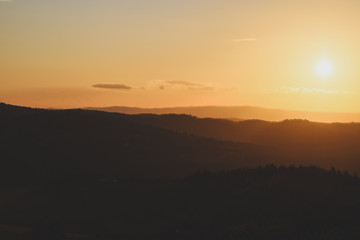 Minimalistischer Sonnenuntergang mit Herbstfarben in der Toskana, Italien