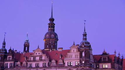 Fototapeta na wymiar Türme und Giebel des Residenzschlosses in abendlichem Panorama
