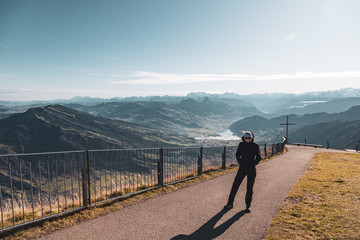 Sportliche Frau beim Wandern mit Panorama der Schweizer Berge im Herbst