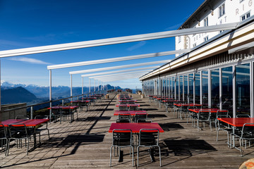 Leeres Restaurant mit Panorama Terrasse in den Alpen