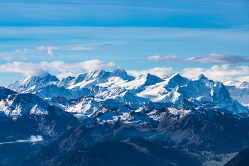 Fototapeta na wymiar Traumhaftes Panorama der Schweizer Alpen mit schneebedeckten Gipfeln