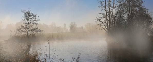 See mit Nebel in Landschaft, Herbst, Bayern, Deutschland, Europa, Panorama