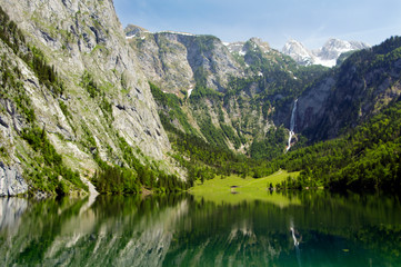 Fototapeta na wymiar Lake und waterfall in Alps mountain